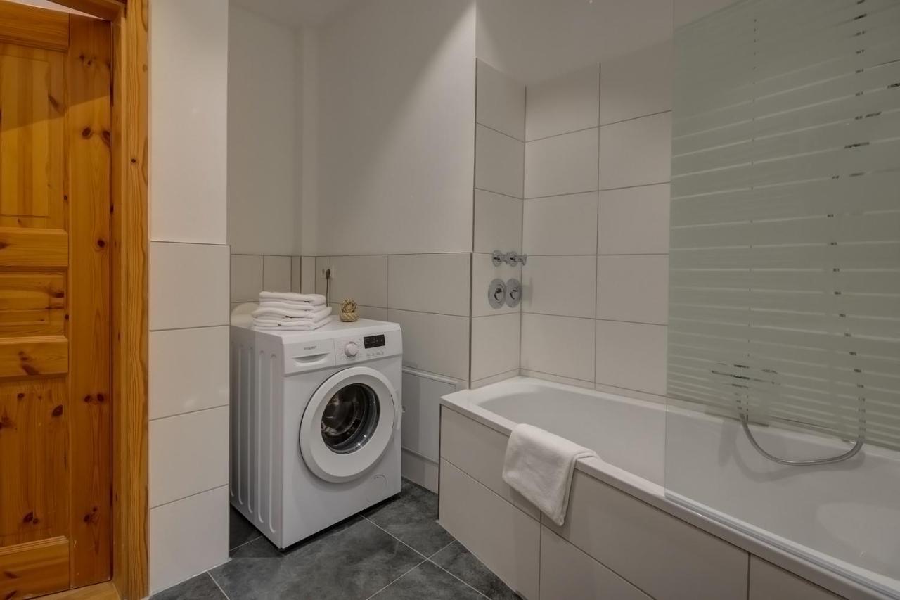 Kaza Guesthouse, Centrally Located 2 & 3 Bedroom Apartments In アウグスブルク エクステリア 写真