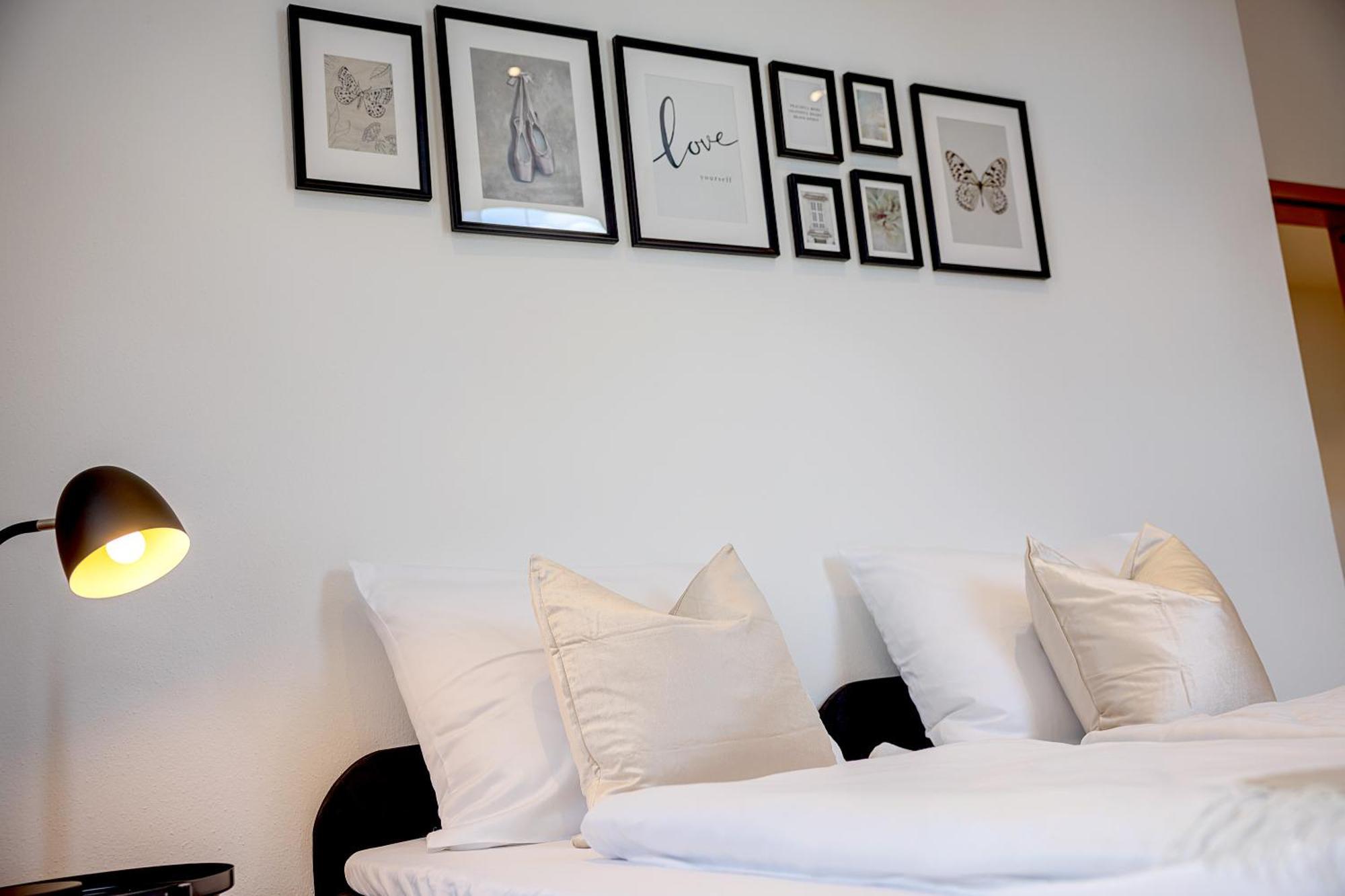 Kaza Guesthouse, Centrally Located 2 & 3 Bedroom Apartments In アウグスブルク エクステリア 写真