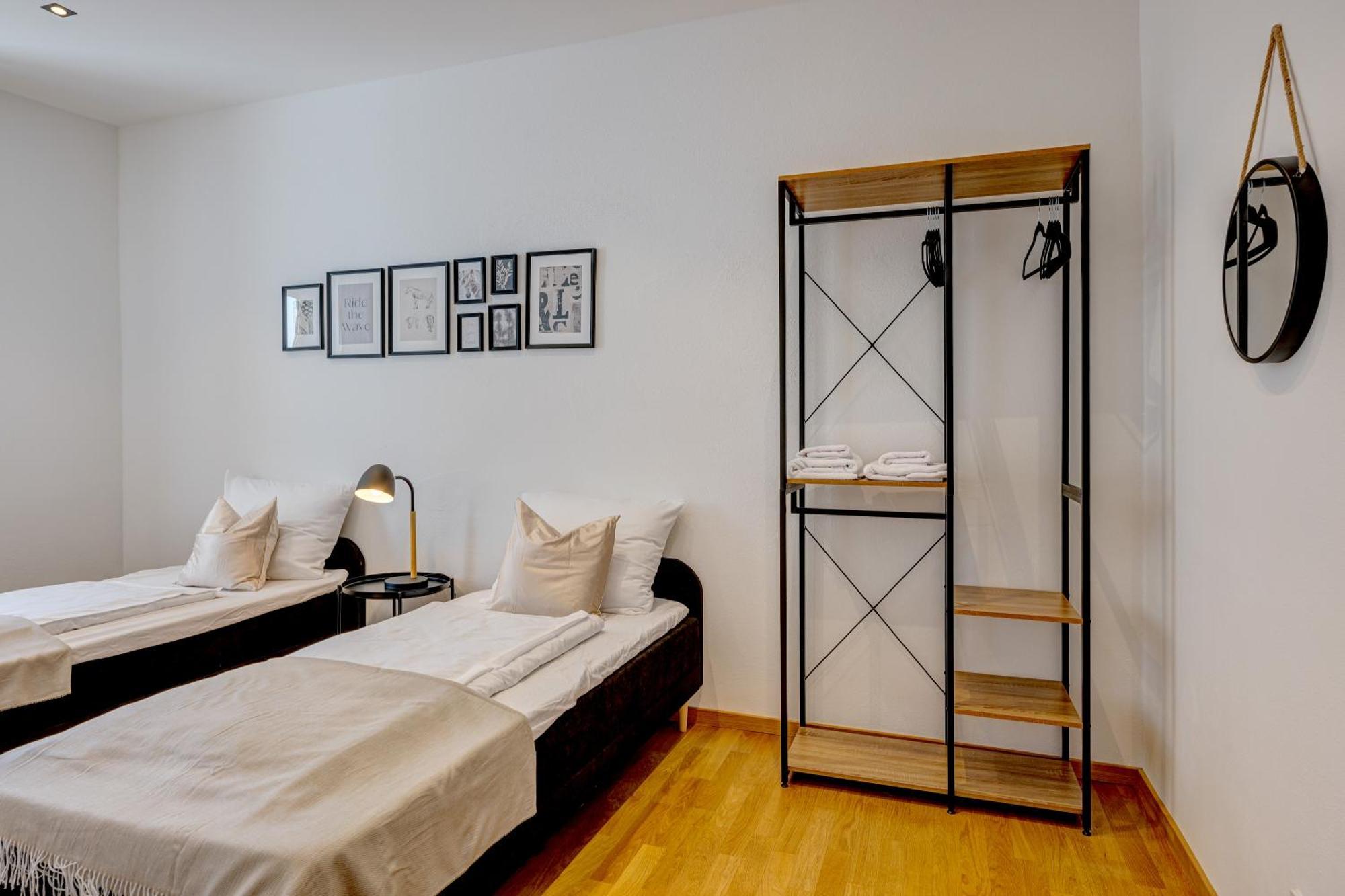 Kaza Guesthouse, Centrally Located 2 & 3 Bedroom Apartments In アウグスブルク エクステリア 写真