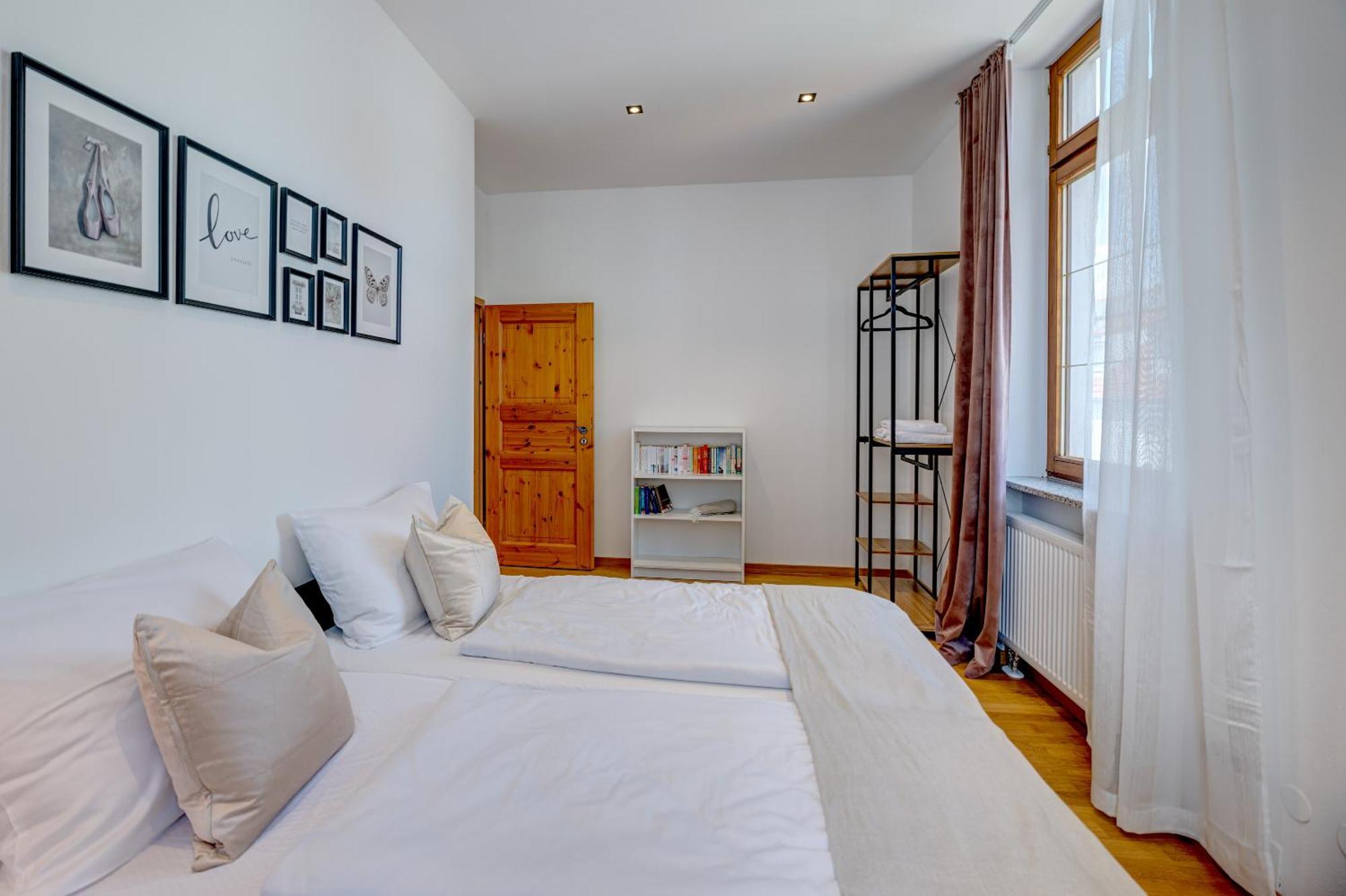 Kaza Guesthouse, Centrally Located 2 & 3 Bedroom Apartments In アウグスブルク エクステリア 写真